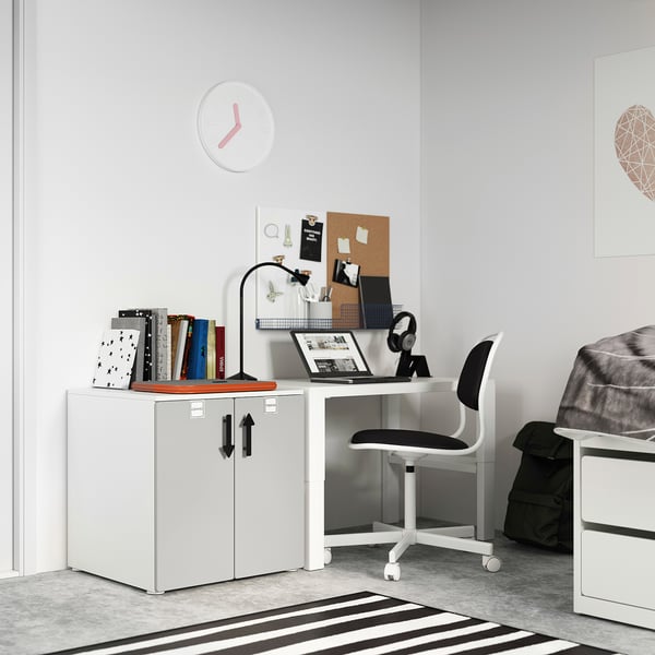 Small white bedroom with a SMÅSTAD cabinet, desk, chair, and decor.