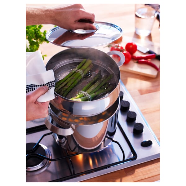 Cooking asparagus with STABIL multi-steamer, saving energy by steaming food together.