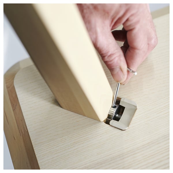 Assembling LISABO table with accordion core.