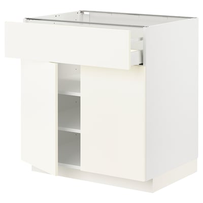 White METOD kitchen cabinet with vallstena fronts, featuring adjustable shelves and a modern design.