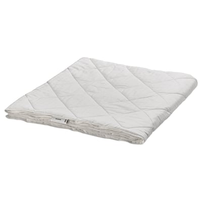 A white MJUKDÅN silk duvet blanket, rectangular, with a textured cotton cover and soft silk filling. Ideal for cooler seasons.