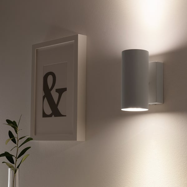 Modern wall lamp, NYMÅNE, illuminates up and down. Sleek, versatile design.