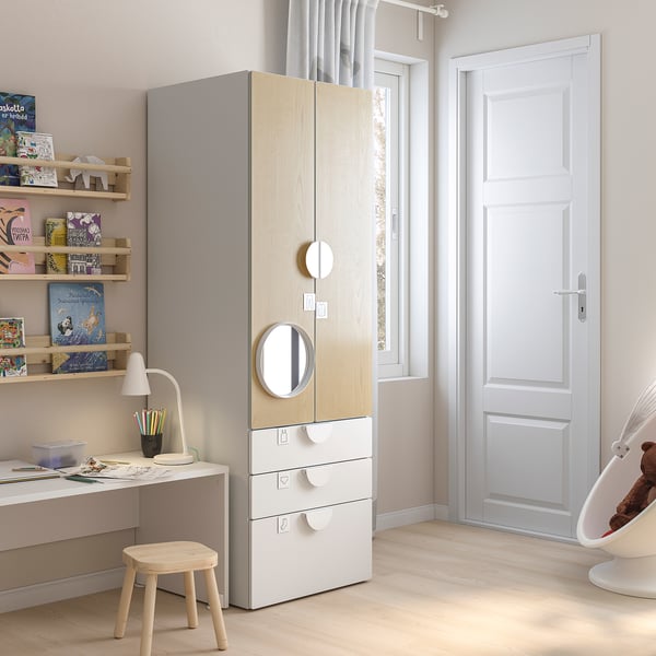 Modern kids room with SMÅSTAD wardrobe, desk, and shelves in neutral tones, featuring a mirror and soft closing drawers.