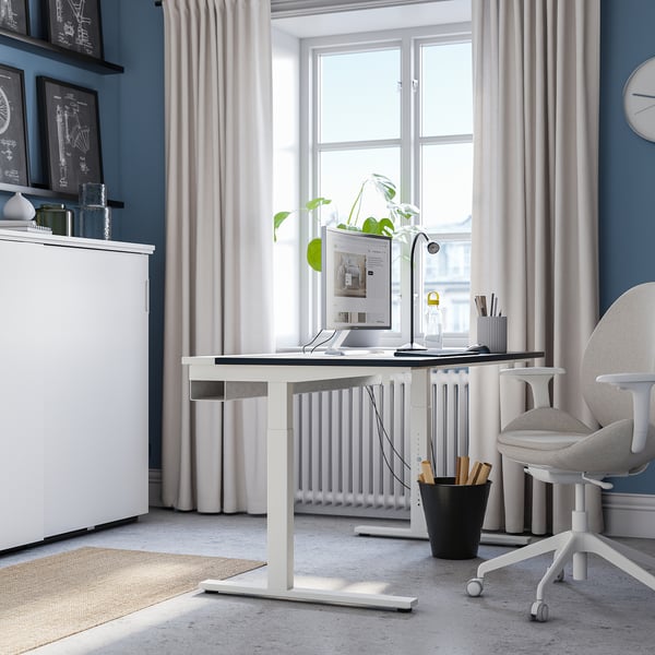 MITTZON white desk in blue office. Modern design, adjustable height. Computer, chair, plants. 140cm width.