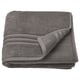 Аккуратно сложенное темно-серое полотенце BROKGLIM из 100% органического хлопка с плетеной каймой и квадратной формой.