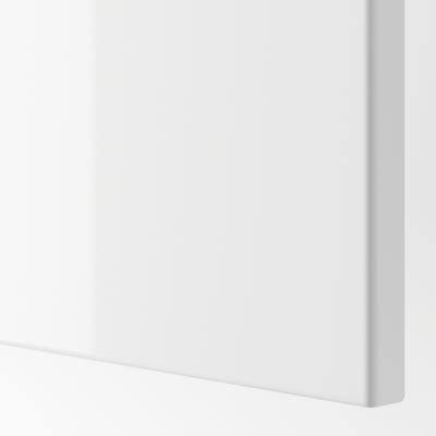 Глянцевая белая кромка двери, демонстрирующая гладкий, изогнутый дизайн, указывающий на высокое качество и точность изготовления.