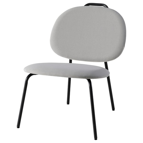 Стул Gävele: серый, изогнутый, тканевое сиденье и спинка, черные металлические ножки, современный дизайн.