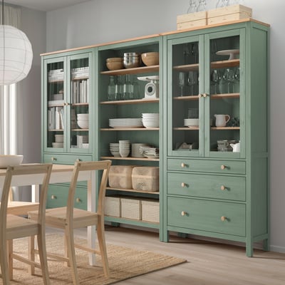 Зеленый шкаф для хранения HEMNES, стеклянные двери, деревянные полки, миски, посуда, бокалы для вина, книги, стулья.