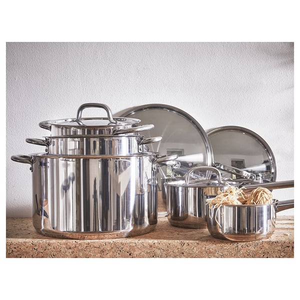 Набор посуды из нержавеющей стали IKEA 365+; В комплекте три горшка с крышками на состаренной деревянной полке.