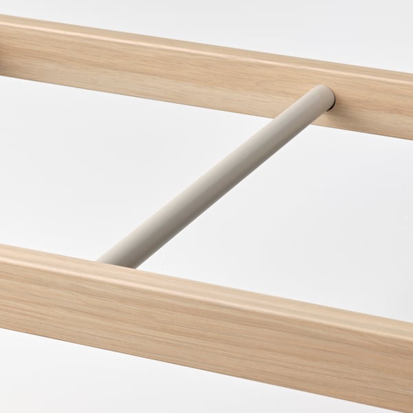 Современная деревянная вешалка для одежды, демонстрирующая высококачественную отделку и прочный дизайн.