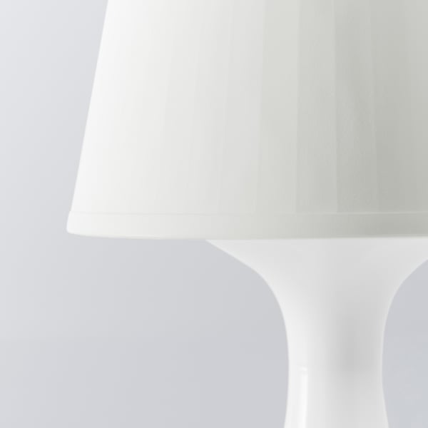 Современный белый фонарь с гладким, изогнутым дизайном. Минималистичный стиль, идеально подходящий для современного декора.