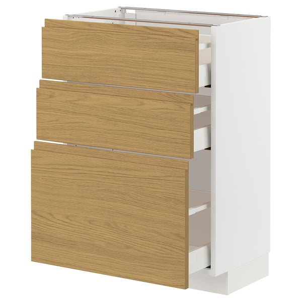 Белый кухонный шкаф METOD с тремя ящиками цвета дуба. Это современный, минималистичный дизайн со встроенными ручками.