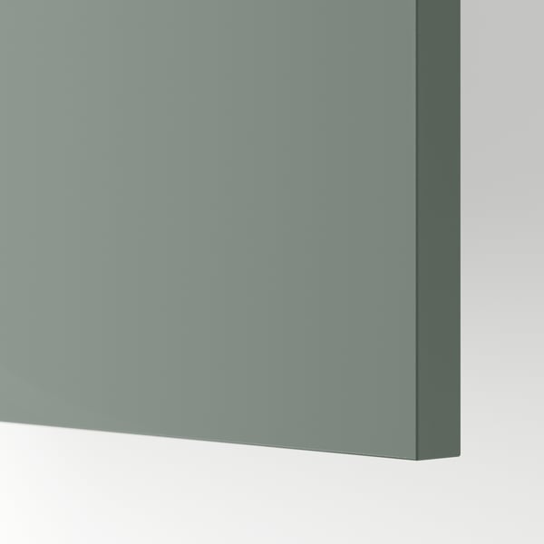 Современный кухонный шкаф в гладком серо-зеленом цвете; Демонстрируя элегантный, минималистичный дизайн.