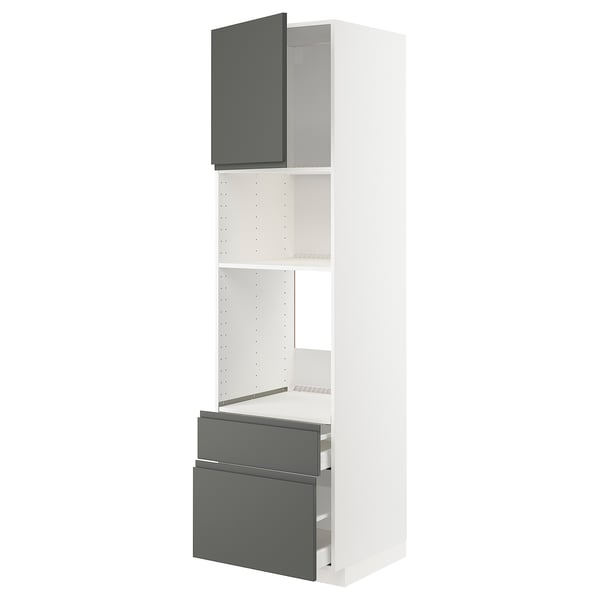 Белый кухонный гарнитур Ikea METOD с серыми ящиками и шкафом.