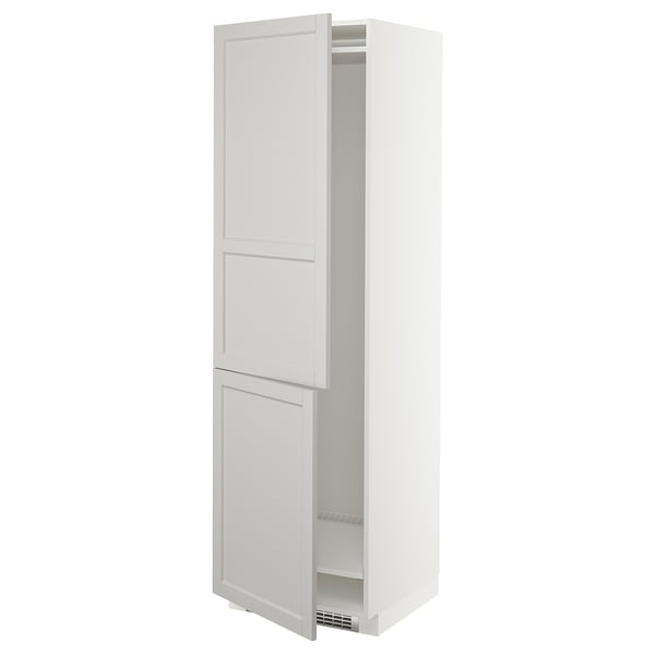 Белый кухонный шкаф ikea METOD с двумя дверцами, одна из которых открыта, открывая регулируемые полки.