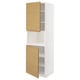 Современный белый кухонный шкаф с дубовыми дверцами оба открываются. Одна полка открыта.