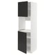 Черно-белый высокий шкаф с регулируемыми полками, современный дизайн.