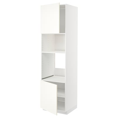 Белый высокий кухонный гарнитур ikea METOD с регулируемыми полками и открытыми дверцами.