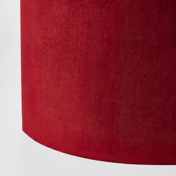 Красный бархатистый абажур крупным планом. Мягкая, богатая, качественная деталь интерьера.