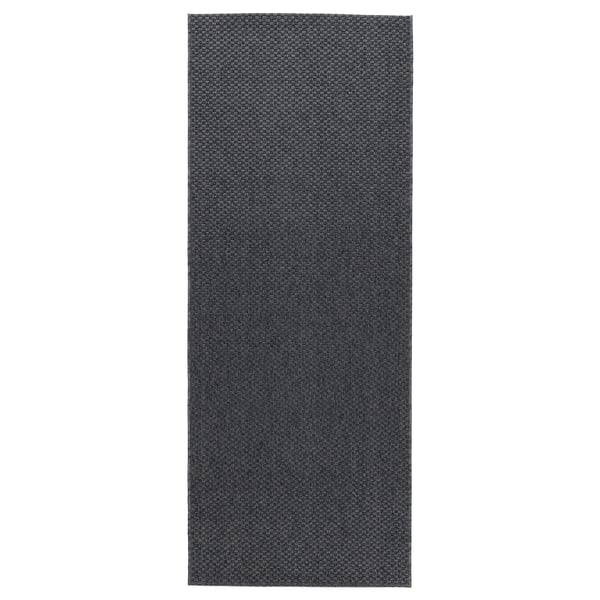 Прямоугольный ковер MORUM темно-серого цвета. Изготовлен из полипропилена, предназначен для внутреннего и наружного использования, подходит для прихожих и балконов.