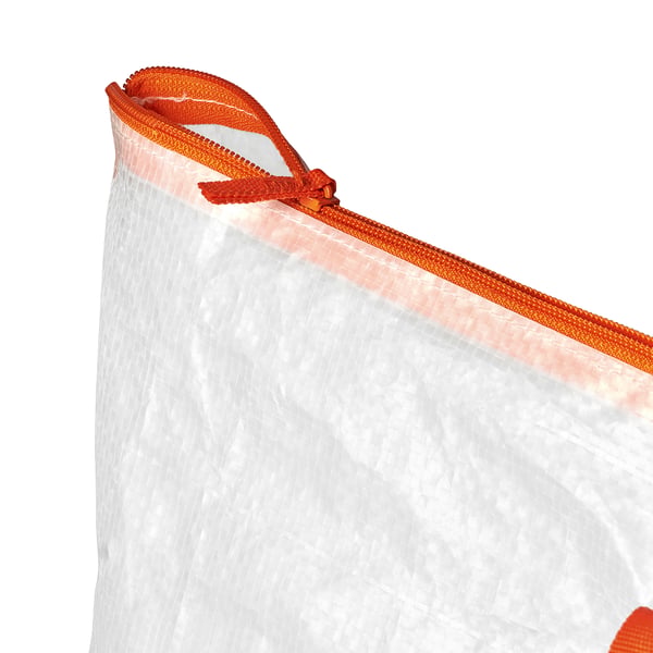 Большая белая сумка для белья с оранжевой застежкой-молнией, отличающаяся прочной строчкой и прочным материалом.