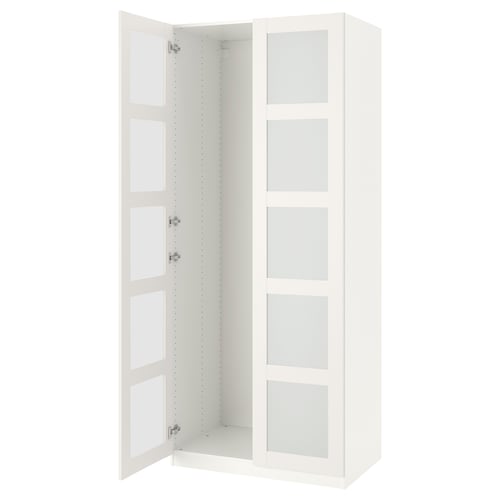 Открытый белый шкаф ikea PAX со стеклянными дверцами и металлическими петлями.