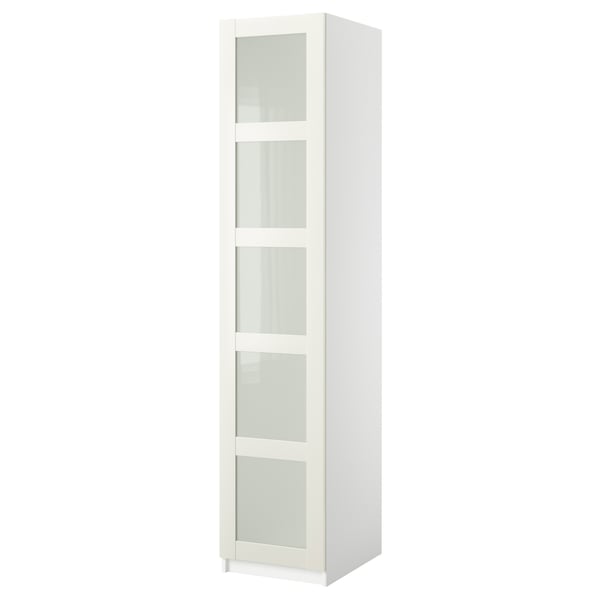 Высокий белый шкаф ikea PAX с дверцами из матового стекла и гладкой узкой рамой.