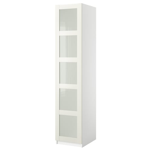 Высокий белый шкаф ikea PAX с дверцами из матового стекла и гладкой узкой рамой.