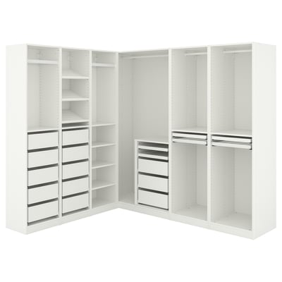 Демонстрирует белый шкаф ikea PAX в угловой конфигурации, с полками, ящиками и местом для подвешивания.