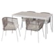 Белый обеденный гарнитур SEGERÖN на открытом воздухе с бежевым столом и серыми плетеными стульями.