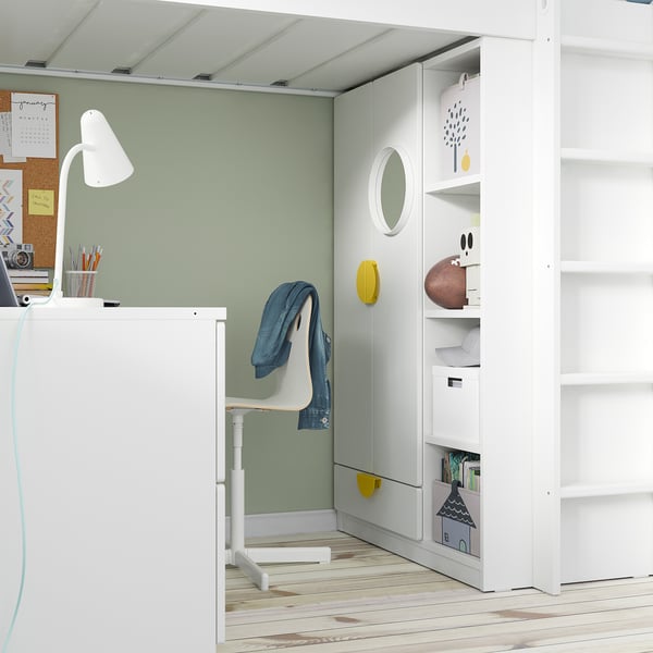 Кровать-чердак со встроенным письменным столом, шкафом для одежды и книжным шкафом. Идеально подходит для небольших помещений.