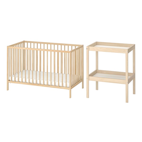 Ikea SNIGLAR детская кроватка из светлого дерева и пеленальный станок с матрасом.