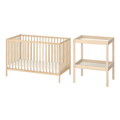 Ikea SNIGLAR детская кроватка из светлого дерева и пеленальный станок с матрасом.