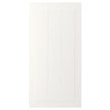 Белая дверца шкафа STENSUND с гладким прямоугольным дизайном с вертикальными рифлеными панелями и эффектом рамы.
