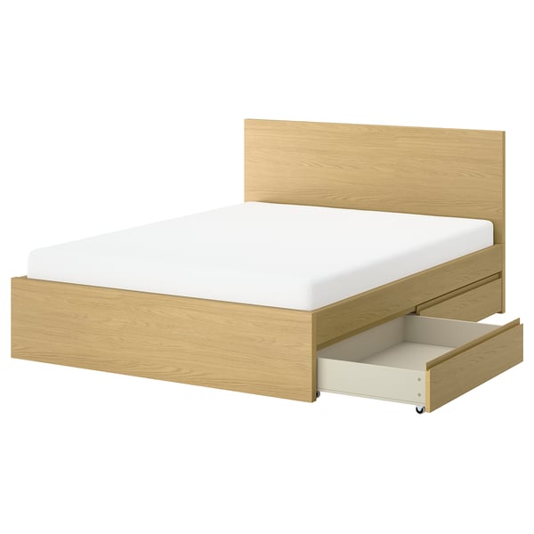 Современная светлая дубовая кровать с ящиками. Простой, надёжный дизайн. Белый матрас. Шарнирное изголовье кровати.
