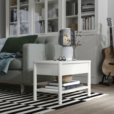 Современная гостиная с тумбочкой TONSTAD и декором.