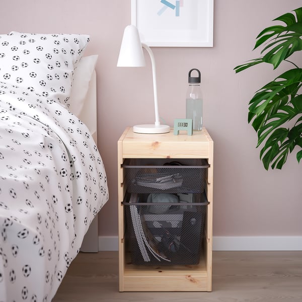 Деревянный приставной столик TROFAST рядом с кроватью в футбольной тематике, держатель лампы, бутылки с водой и сетчатых корзин.