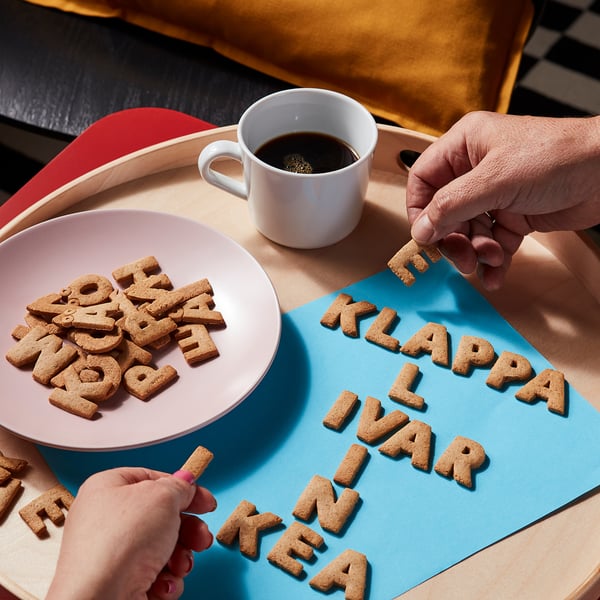 Spelling klappa ivan keä with cookies. More cookies and coffee nearby.