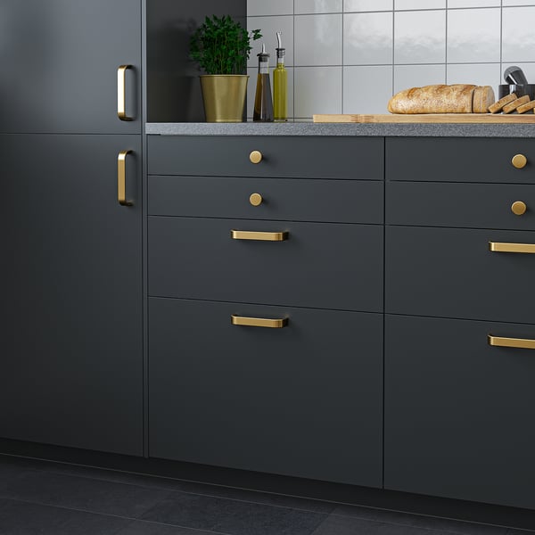Modern kitchen featuring KALERUM gold-trimmed black handles and knobs, sleek and timeless design. Small in size yet prominent in style.