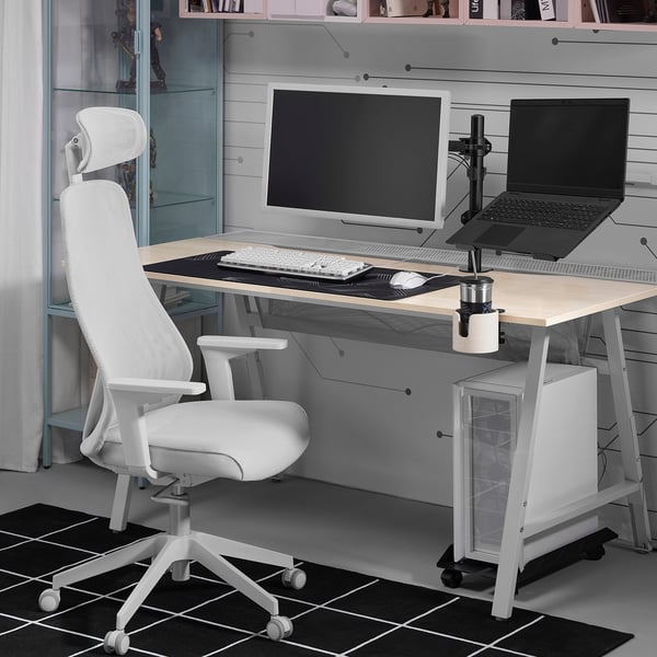 Modern white office setup with STUBBERGET monitor arm, laptop, chair, and desk. Clean and minimalist design, suitable for compact spaces.