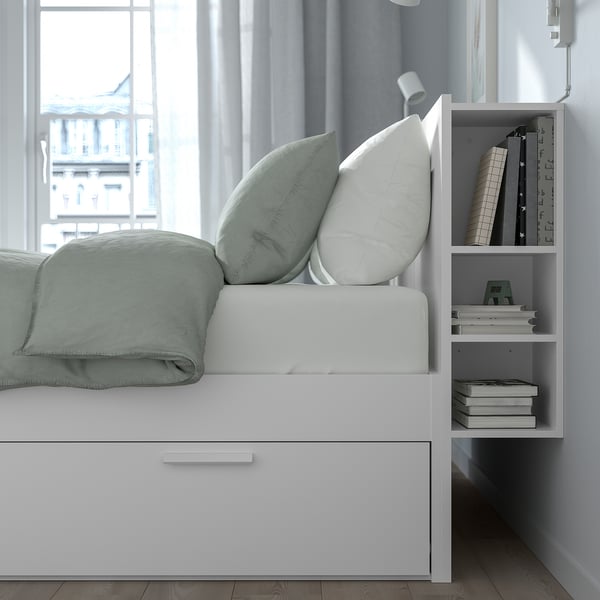 Современная кровать со встроенным местом для хранения, идеально подходит для небольших помещений.