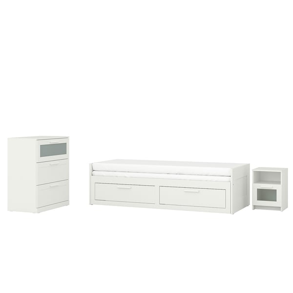Белый комплект мебели BRIMNES , включающий кушетку, прикроватную тумбочку и комод с современным дизайном и решениями для хранения.