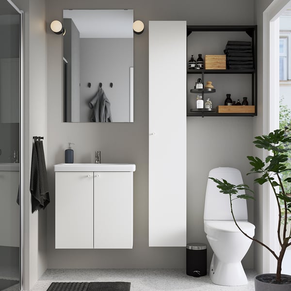 Современная ванная: белый шкаф ENHET , зеркало, унитаз, высокий шкаф с полотенцами.