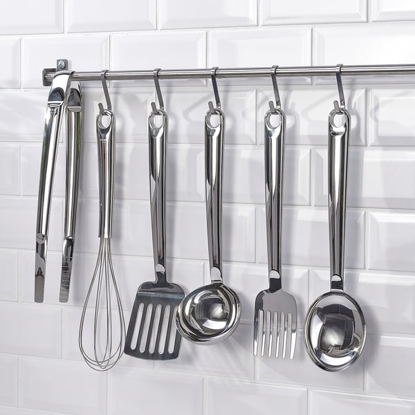 Кухонную утварь вешают на настенные крючки: венчик, лопатку, половник, вилку, шумовку.