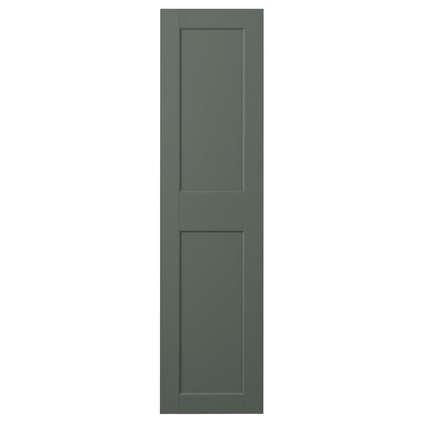 GRIMO: зеленовато-серая дверь с широкими панелями, простыми линиями и скошенными внутренними коробками.