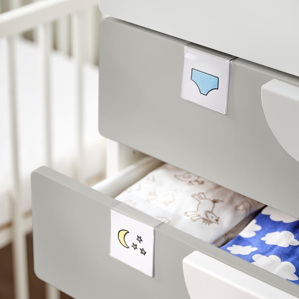 Белый держатель для этикеток HÄNGIG с синими изображениями undie и луны организует ящики.