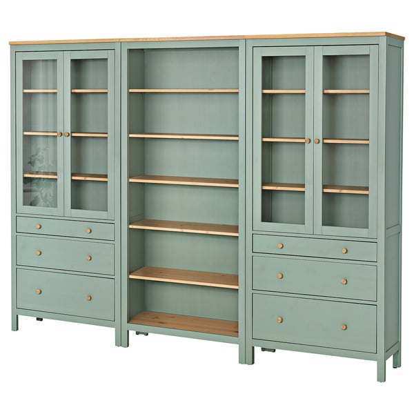 Экологичный шкаф HEMNES с несколькими полками, ящиками и стеклянными дверцами. Он сочетает в себе массив дерева и стекло для естественного, современного вида.