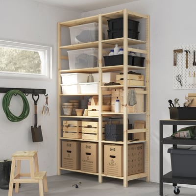 Полки для хранения IVAR с контейнерами, инструментами и садовым шлангом.