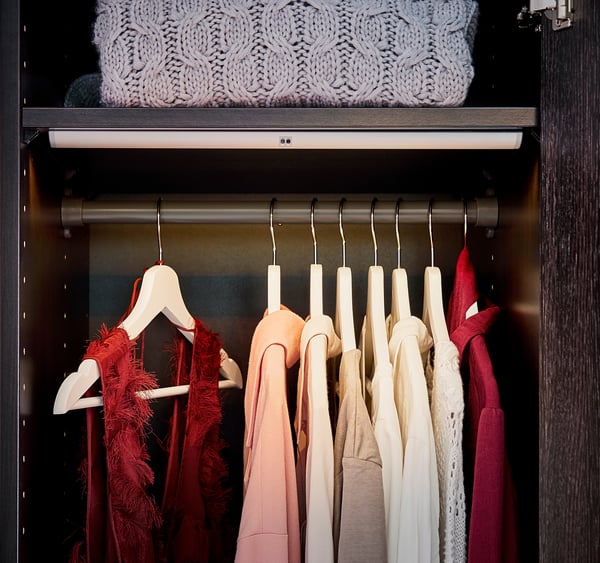 КОМПЛИМЕНТ стальная вешалка для одежды, серебристая, аккуратно вешает одежду.