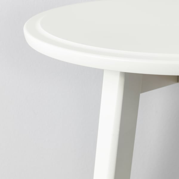Гладкая белая круглая столешница с гладкими краями, поддерживаемая прочными ножками.